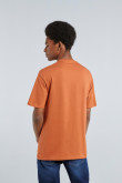 Camiseta naranja con cuello redondo y texto blanco college