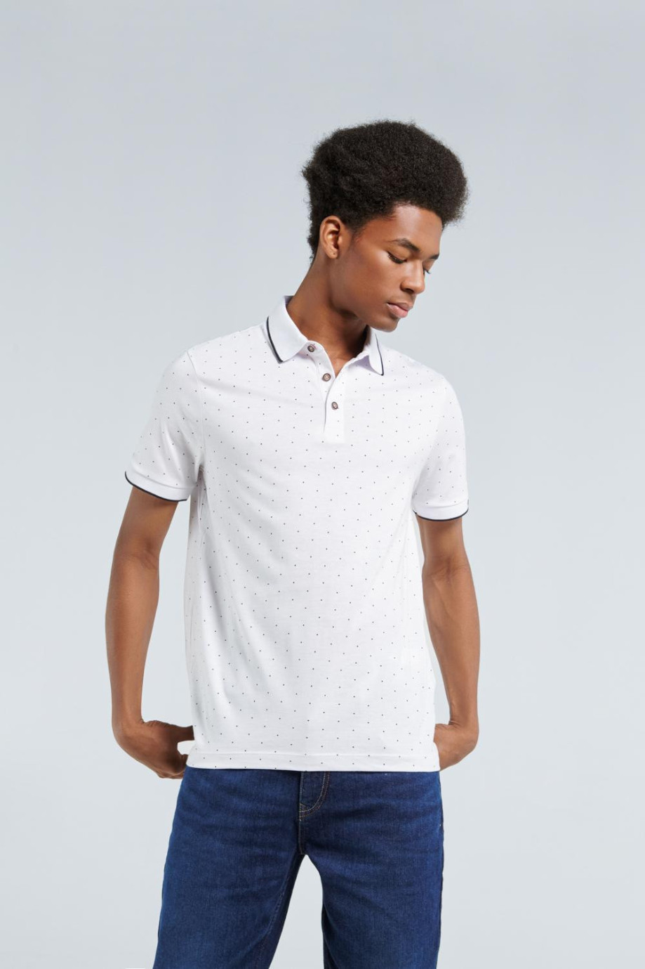 Camiseta blanca tipo polo con puntos negros y manga corta