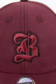 Gorra roja oscura con visera plana y diseño college bordado