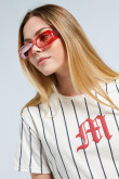 Camiseta crema clara a rayas con manga corta y diseño college rojo