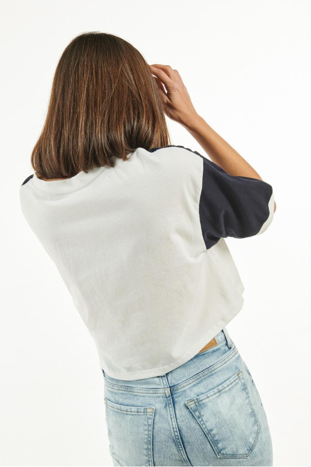 Camiseta oversize crema clara con cuello en V y texto college de Oakland