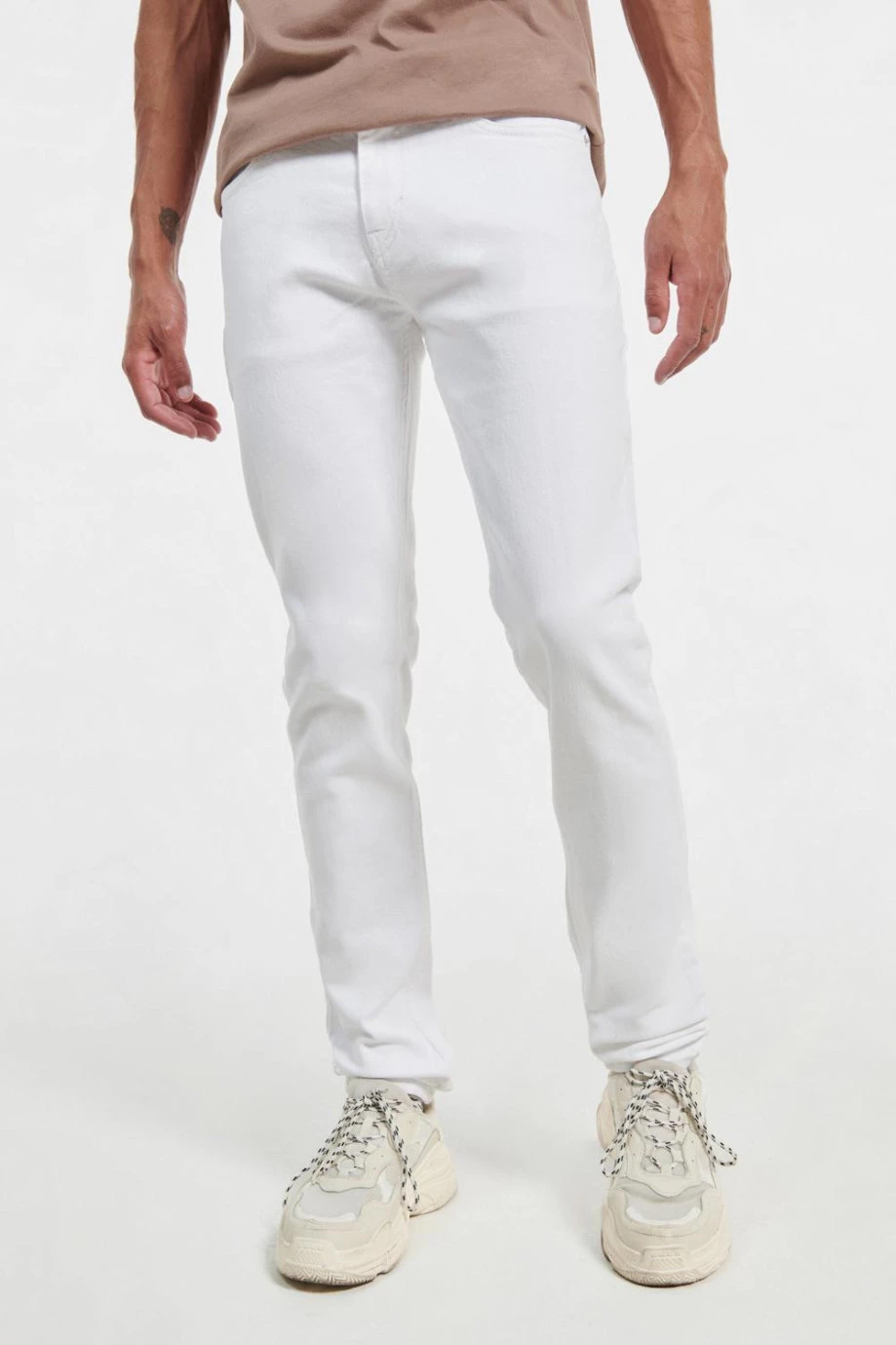 Jean blanco tipo slim con ajuste ceñido, tiro bajo y bolsillos funcionales
