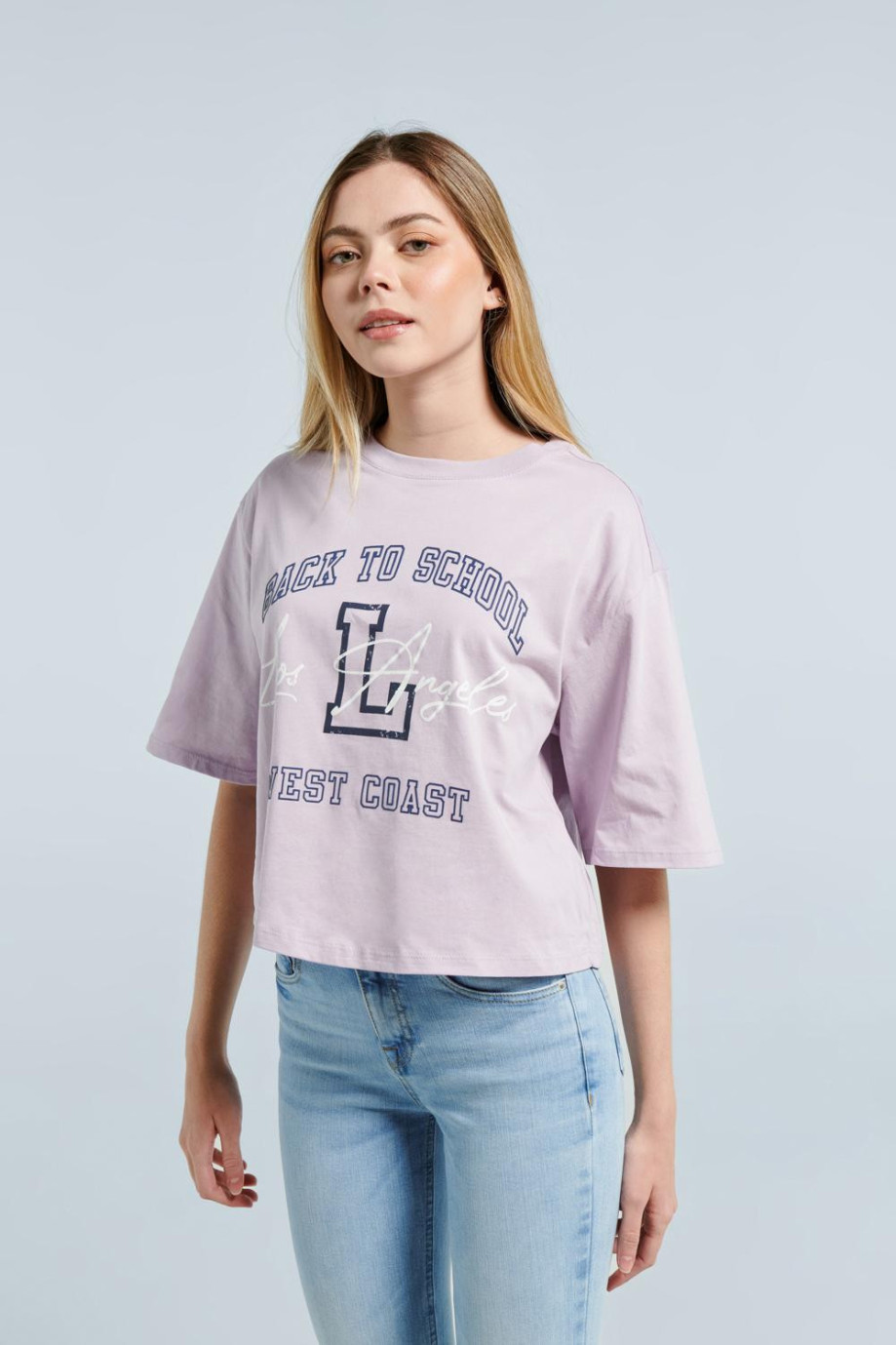 Camiseta lila clara crop top oversize con texto college y cuello redondo