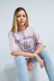Camiseta lila clara crop top oversize con texto college y cuello redondo