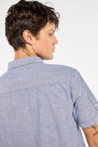 Camisa unicolor cuello button down, bolsillo y manga corta