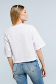 Camiseta blanca crop top oversize con estampado de Warner 100 en frente