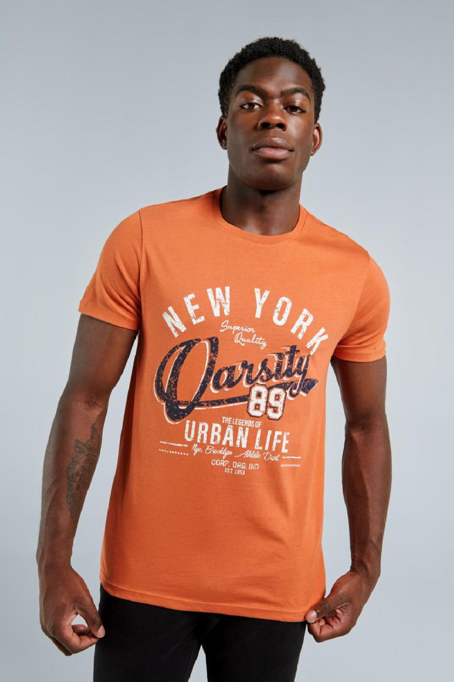 Camiseta naranja con cuello redondo y diseño college de NY