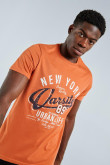 Camiseta naranja con cuello redondo y diseño college de NY
