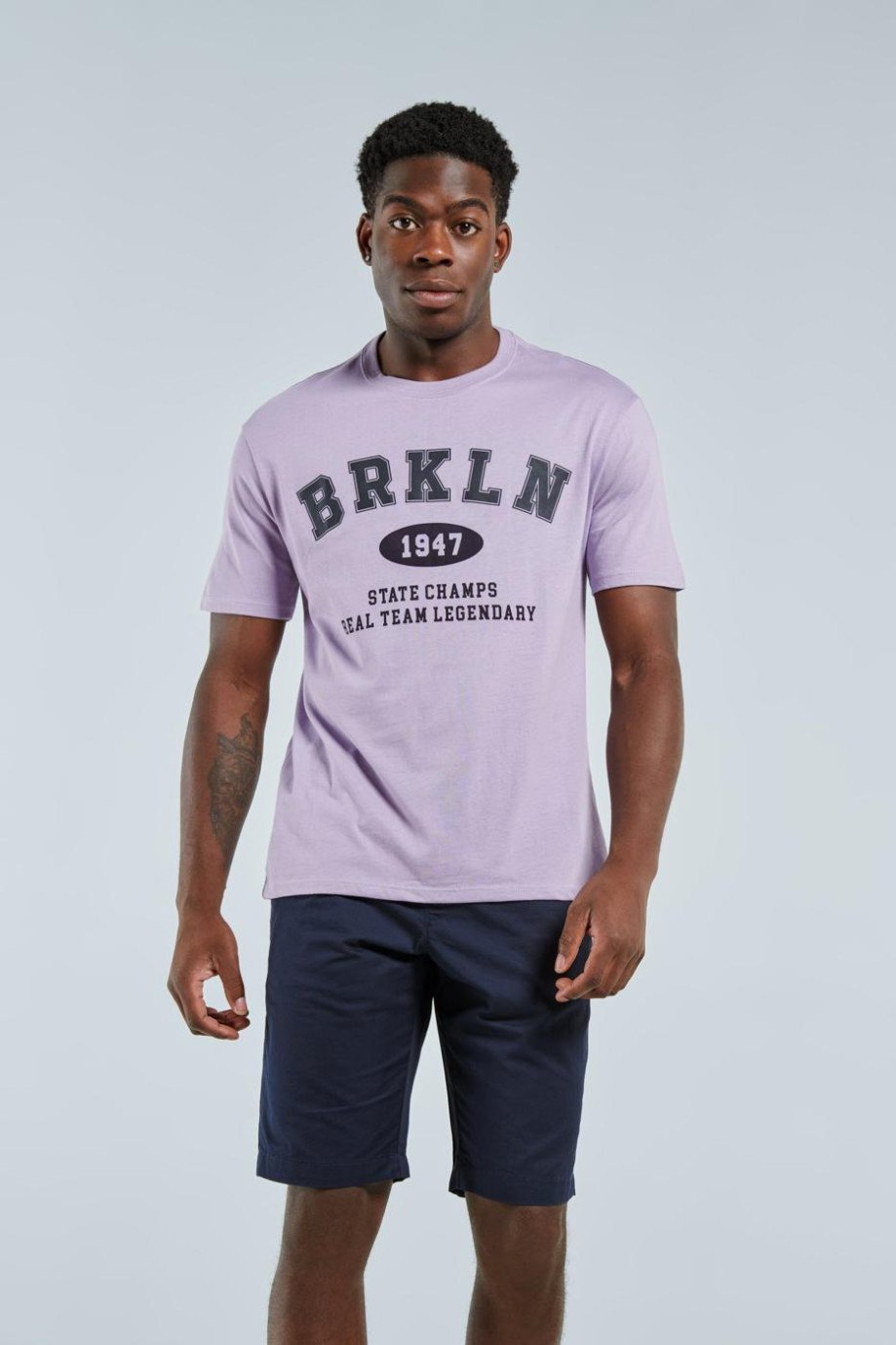 Camiseta lila con cuello redondo y texto college de Brooklyn