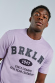 Camiseta lila con cuello redondo y texto college de Brooklyn