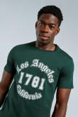 Camiseta verde con arte college de Los Ángeles y manga corta