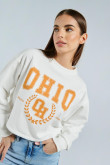 Buzo crop top crema claro con diseño college naranja de Ohio