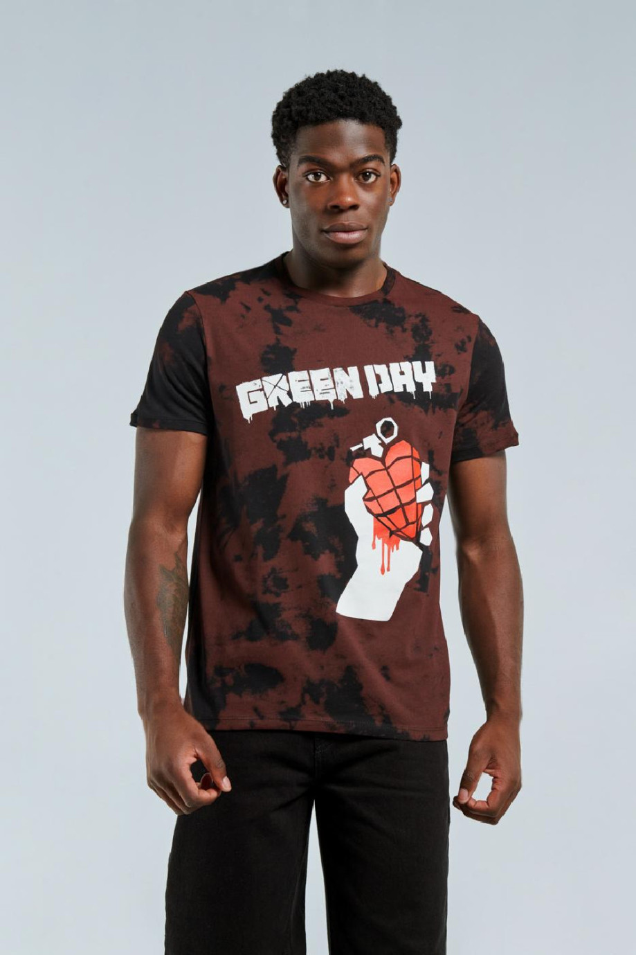 Camiseta cuello redondo negra tie dye con diseño de Green Day