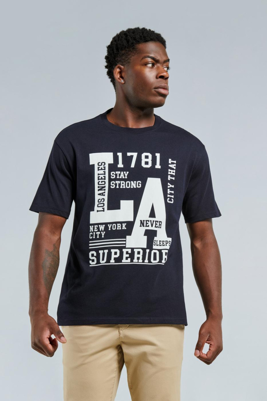 Camiseta azul con diseño college de LA y cuello redondo