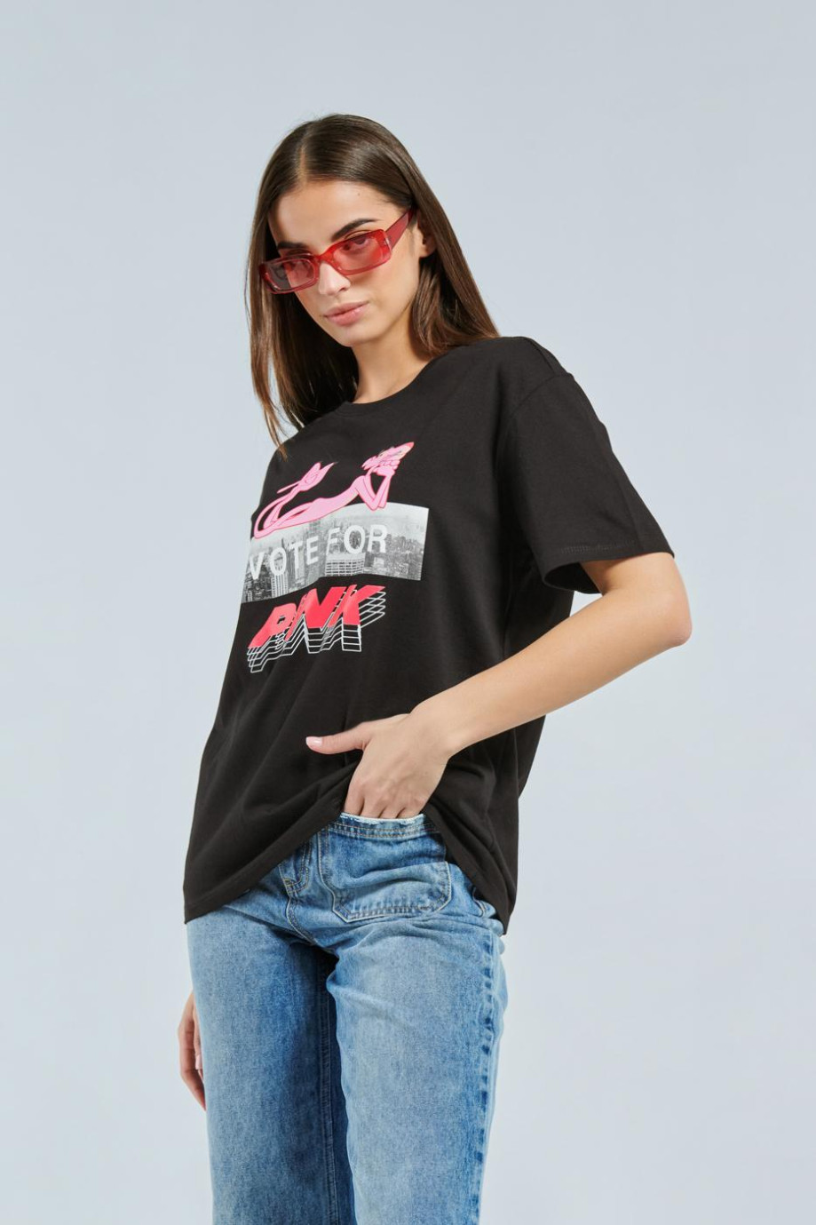 Camiseta manga corta oversize negra con diseño de La Pantera Rosa en frente