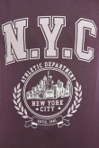 Camiseta cuello redondo morada con texto college de NYC