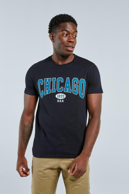 Camiseta azul intensa con texto college de Chicago y cuello redondo