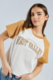 Camiseta crema clara con diseño college y manga ranglan corta en contraste