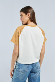 Camiseta crema clara con diseño college y manga ranglan corta en contraste