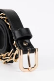 Cinturón negro con hebilla dorada y apliques metálicos decorativos