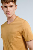 Camiseta unicolor con bolsillo en el pecho y manga corta