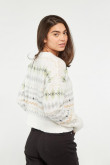 Suéter cuello redondo tejido unicolor con diseños y hombros caídos