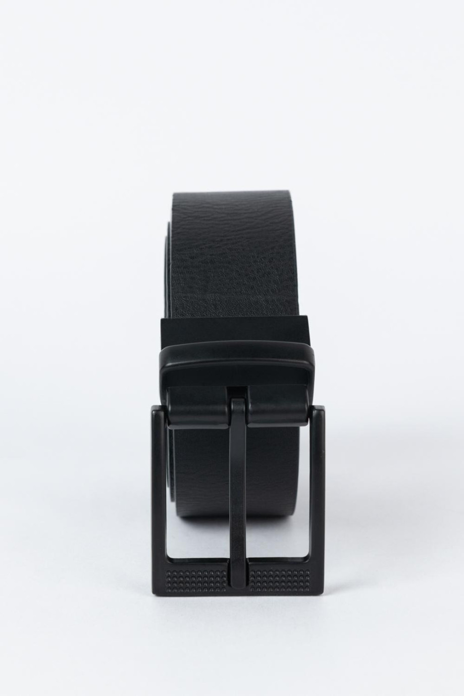 Cinturón reversible negro con hebilla cuadrada y trabilla metálica