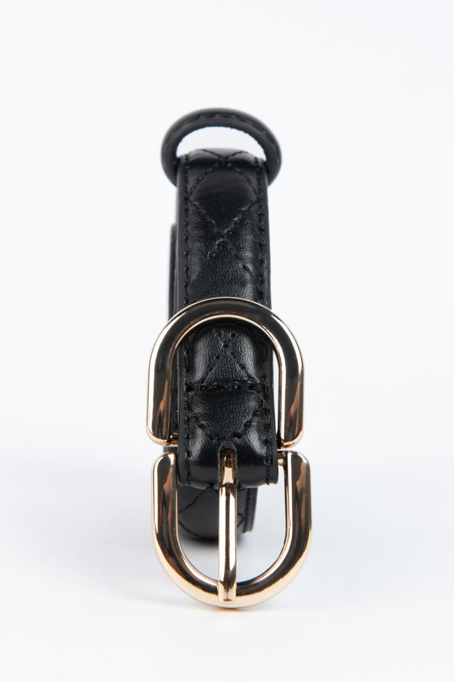 Cinturón negro con hebilla metálica y costuras cruzadas