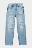 Jean azul claro tipo 90´S con bota recta ancha y rotos