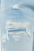 Jean azul claro tipo 90´S con bota recta ancha y rotos