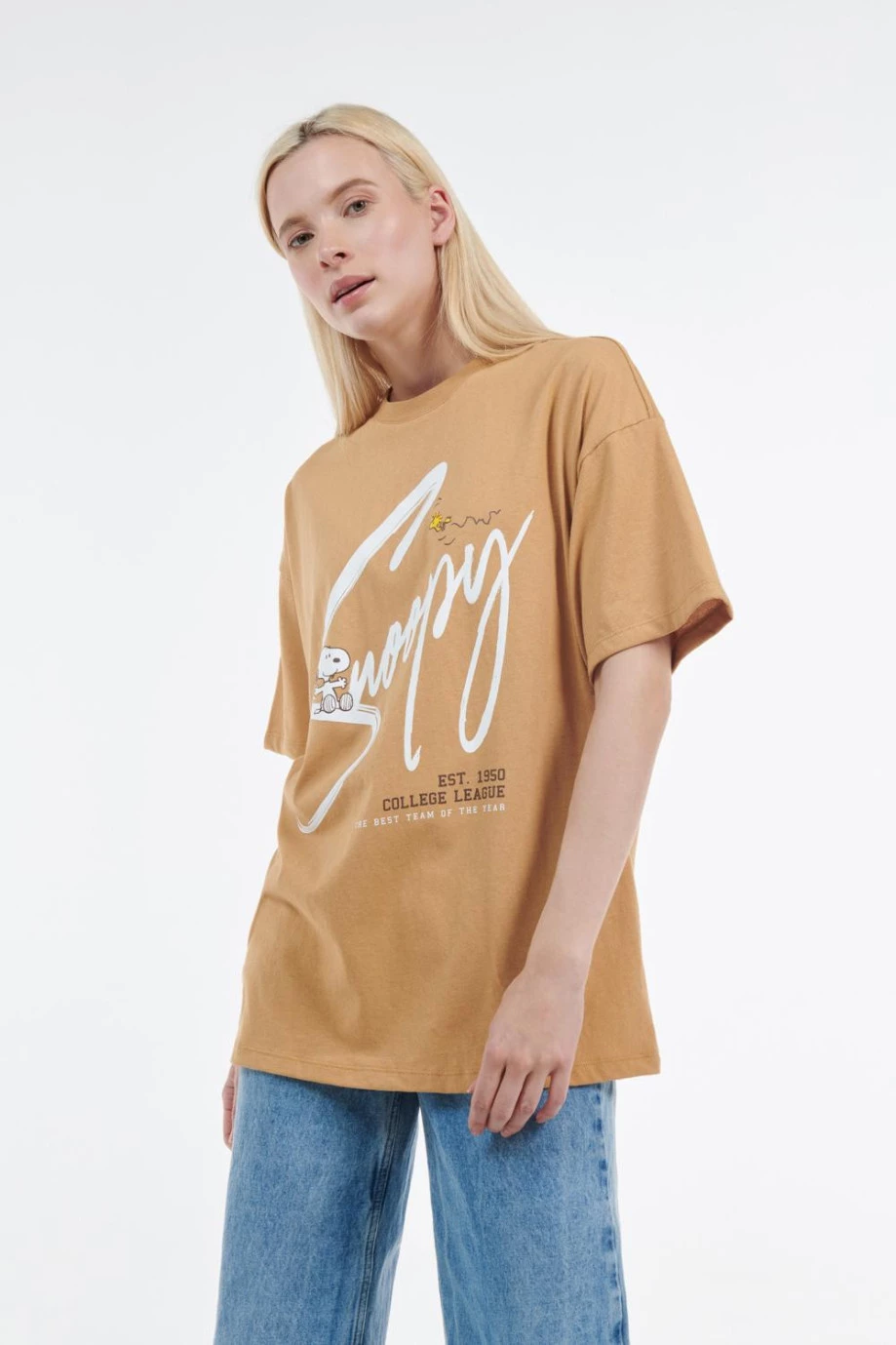 Camiseta kaky clara oversize con manga corta y diseño de Snoopy