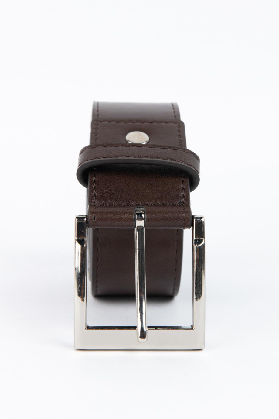 Cinturón sintético café oscuro con costuras visibles y hebilla cuadrada