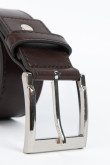 Cinturón sintético café oscuro con costuras visibles y hebilla cuadrada