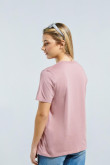 Camiseta rosada clara con cuello redondo y diseño de la pequeña Lulú