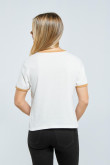 Camiseta crema clara con contrastes, manga corta y estampado college
