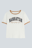 Camiseta crema clara con contrastes, manga corta y estampado college