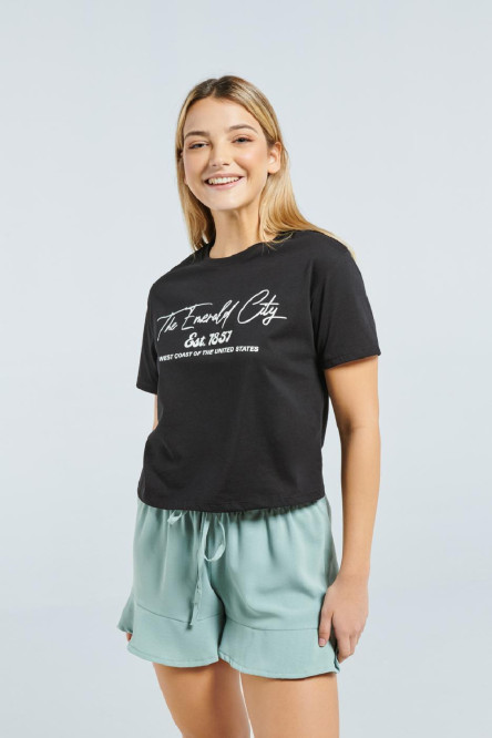 Camiseta crop top negra con cuello redondo y texto college blanco