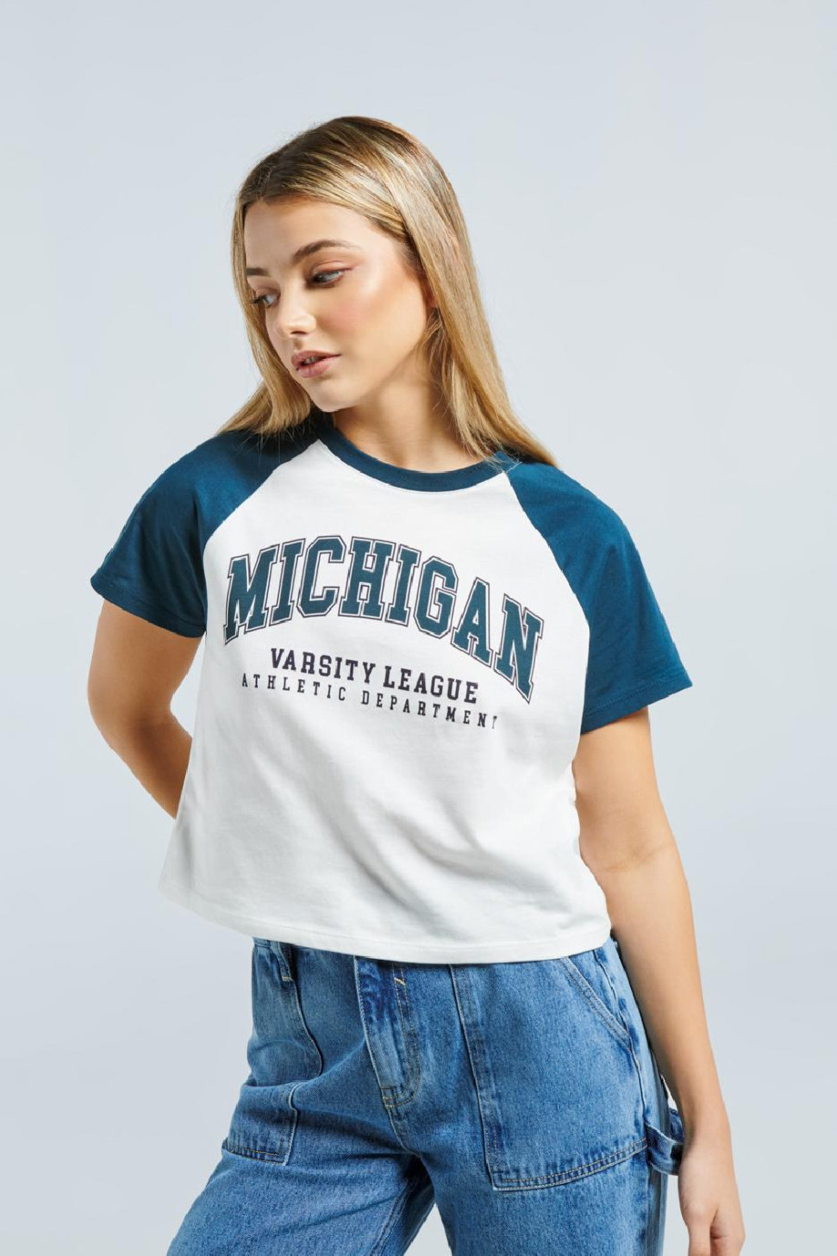 Camiseta crema clara con diseño college de Michigan y manga ranglan corta