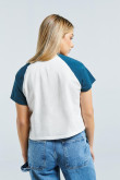 Camiseta crema clara con diseño college de Michigan y manga ranglan corta
