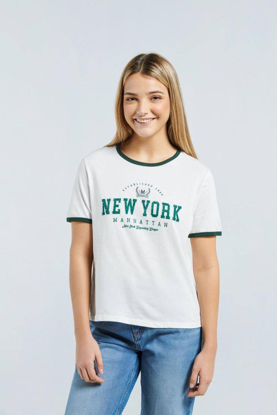 Camiseta manga corta crema clara con contrastes y diseño college