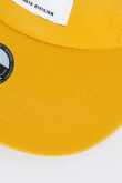 Gorra amarilla oscura con visera plana y diseño bordado en frente