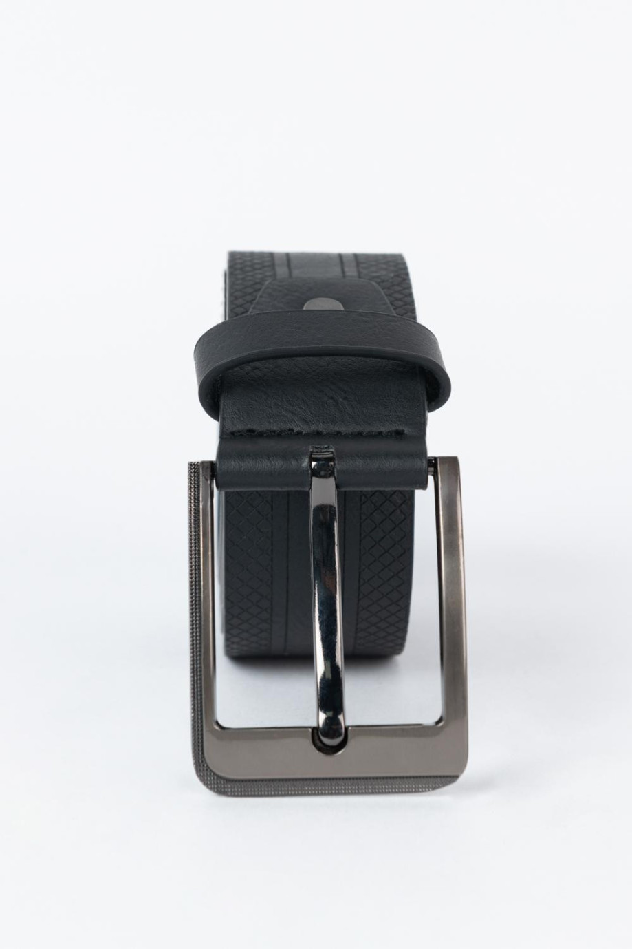 Cinturón negro con hebilla plateada cuadrada y texturas