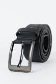 Cinturón negro con hebilla plateada cuadrada y texturas