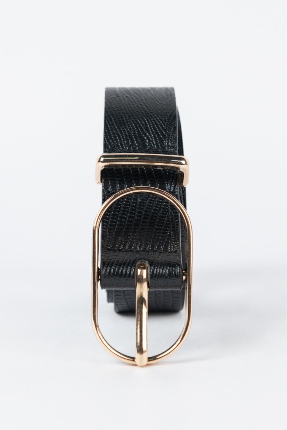 Cinturón sintético con hebilla ovalada dorada y detalles con texturas
