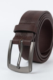 Cinturón sintético café oscuro con texturas y hebilla plateada cuadrada