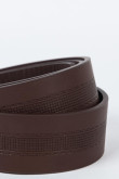 Cinturón sintético café oscuro con texturas y hebilla plateada cuadrada