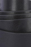 Cinturón sintético negro con hebilla plateada con texturas