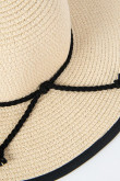 Sombrero de paja crema claro con ala ancha y borde en contraste
