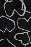 Vestido negro corto con diseños de corazones blancos y manga larga