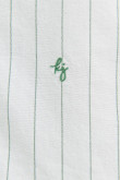 Camisa unicolor con cuello sport collar y diseños de rayas